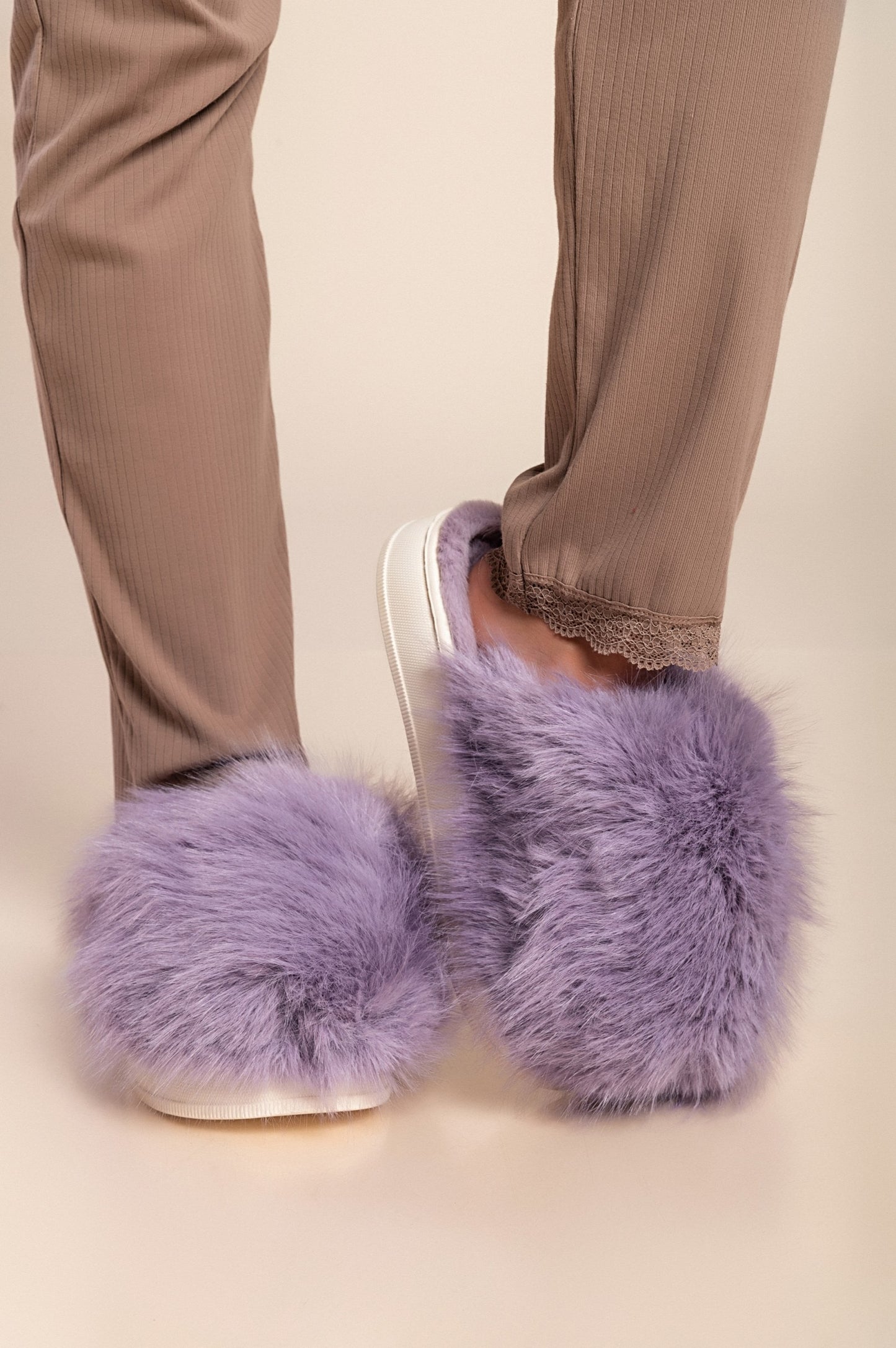 Pantofole con pelliccia artificiale, di colore azzurro