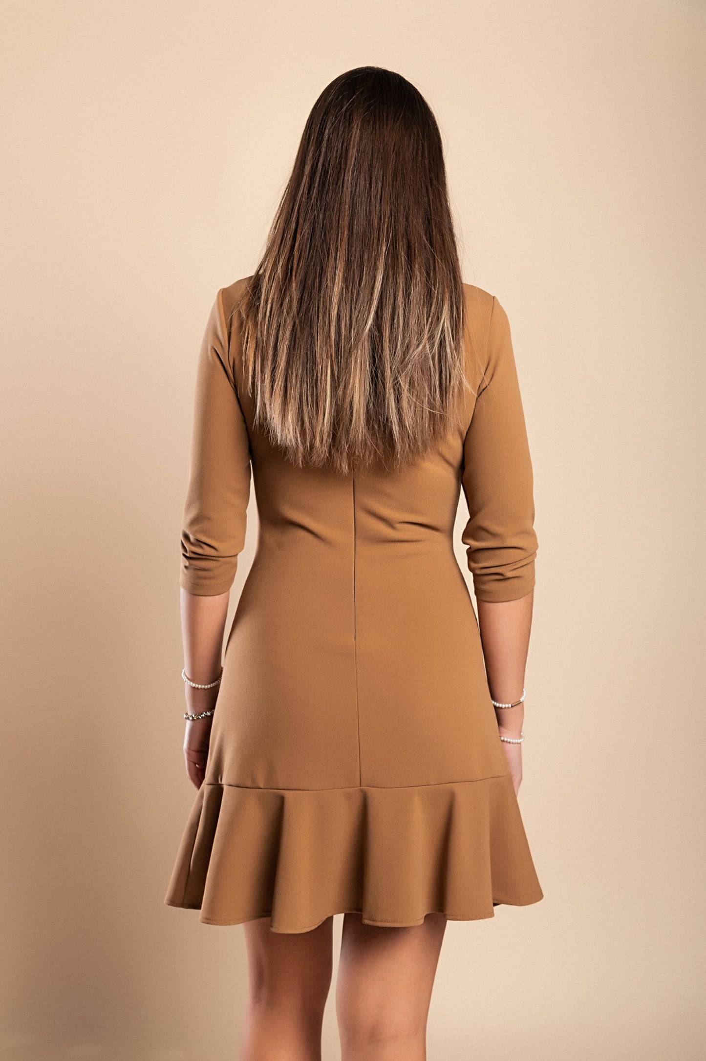 Miniabito elegante con bottoni decorativi, cammello