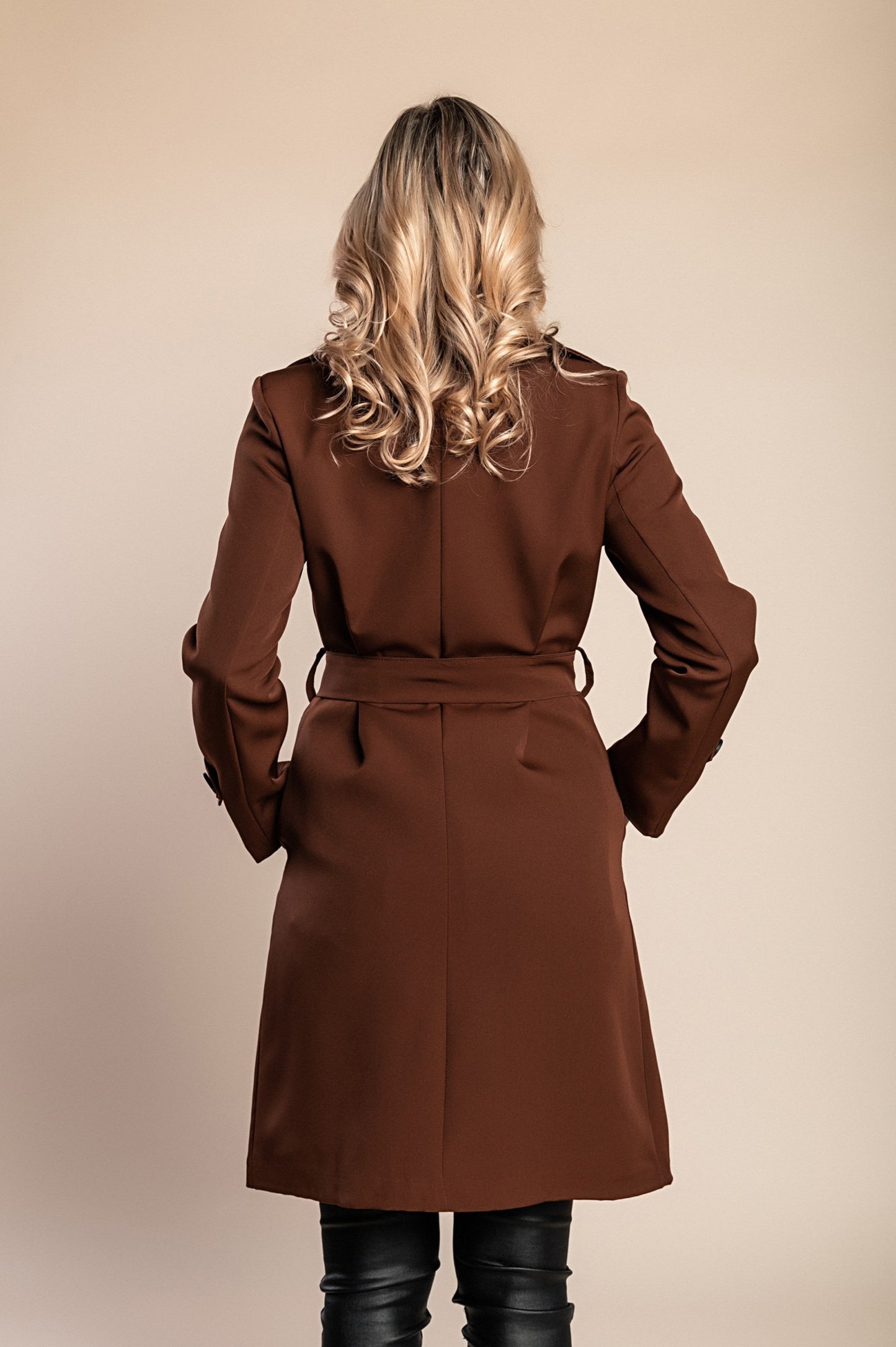 Elegante trench con bottoni, beige