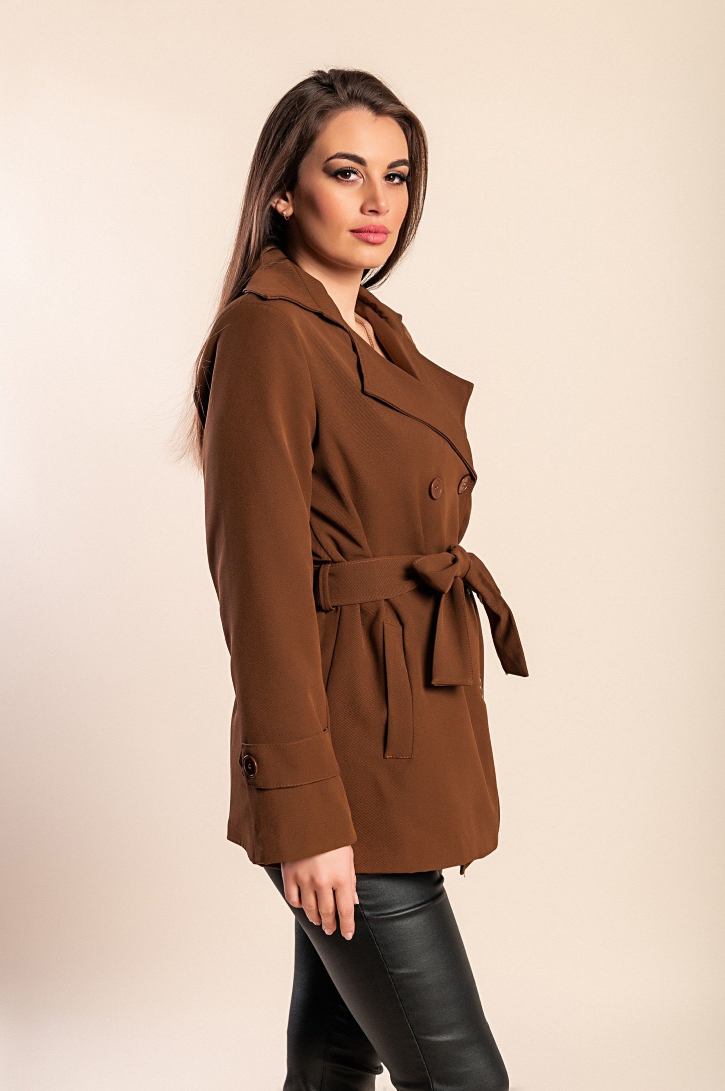 Elegante trench corto con bottoni, bordeaux