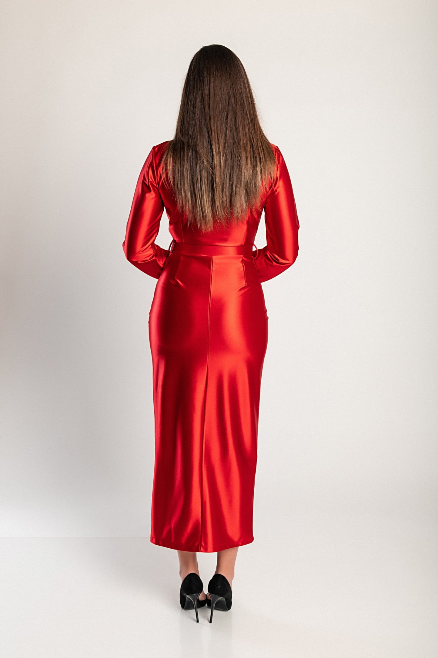 Elegante abito midi in simil raso, nero