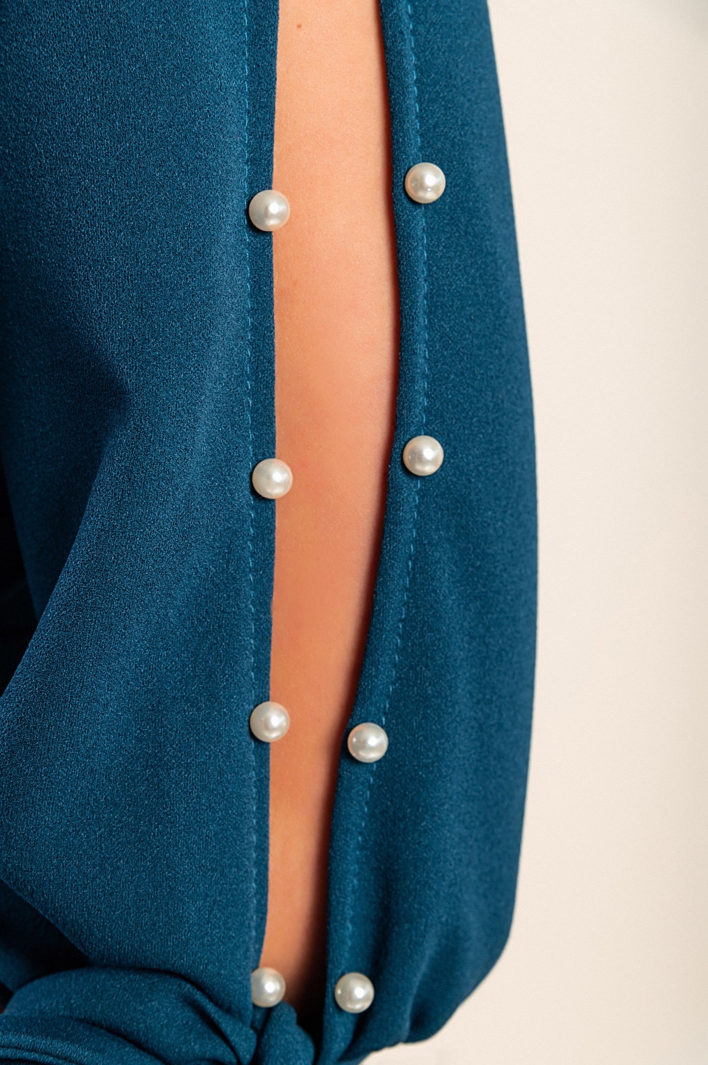 Mini abito elegante con dettaglio di perle finte e scollo incrociato Candys, nero