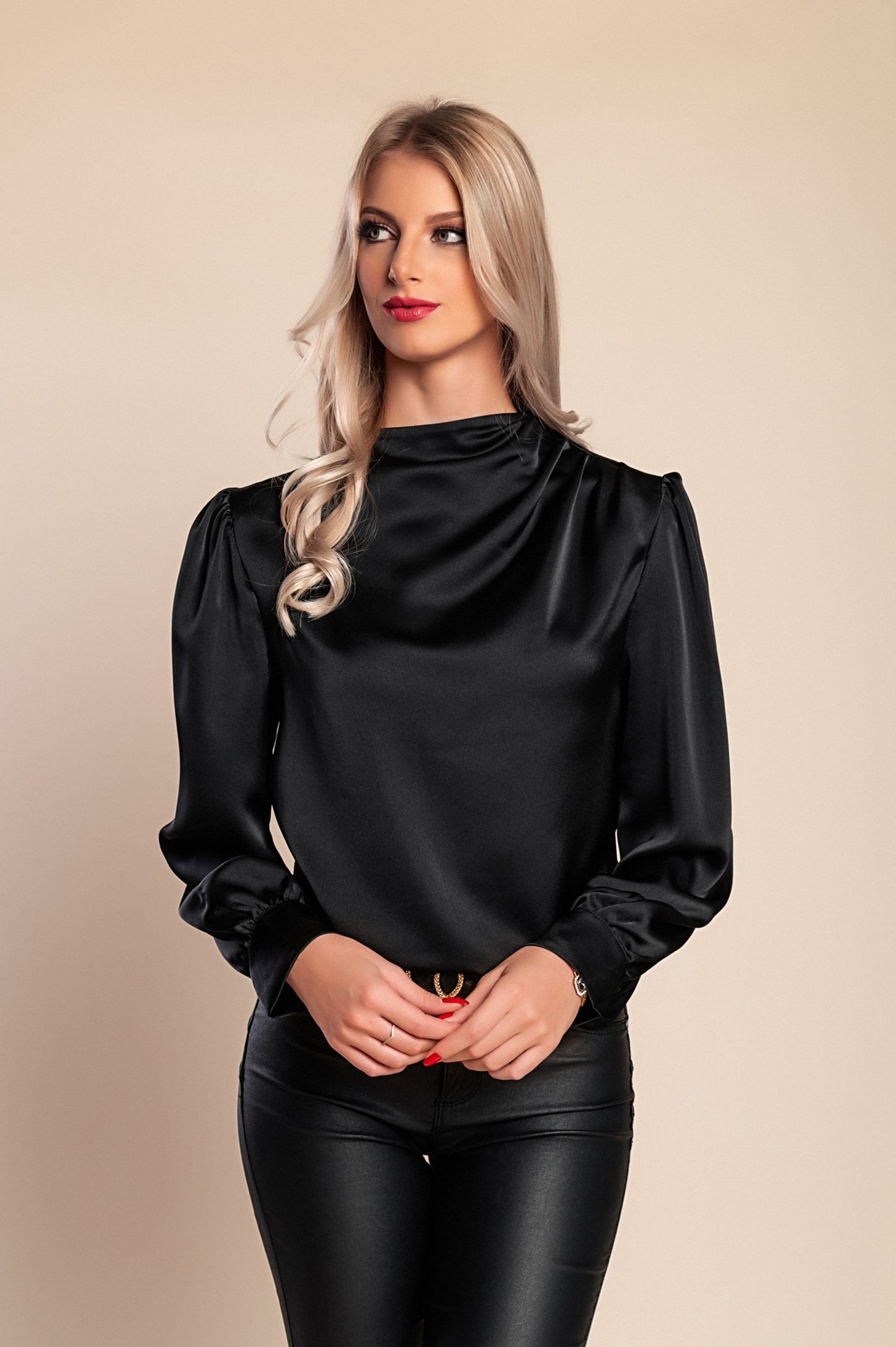 Elegante camicetta a collo alto, bianca