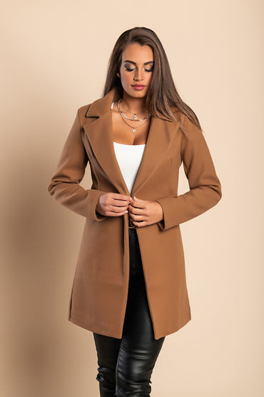 Cappotto elegante con un bottone, cammelli