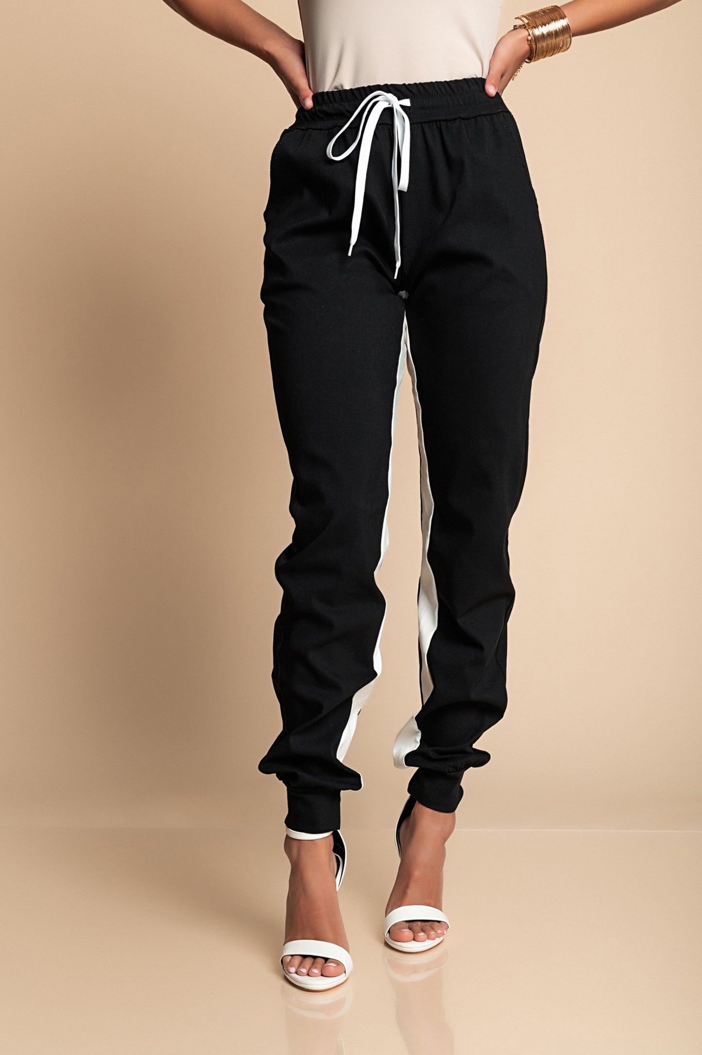 PANTALONE ALLA MODA CON RIGA SUI LATI, ELASTICIZZATE IN VITA  FRIEDA, NERO