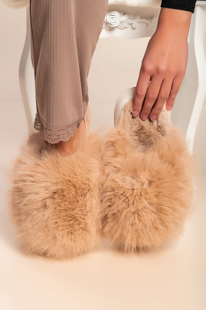 Pantofole con pelliccia artificiale, di colore azzurro