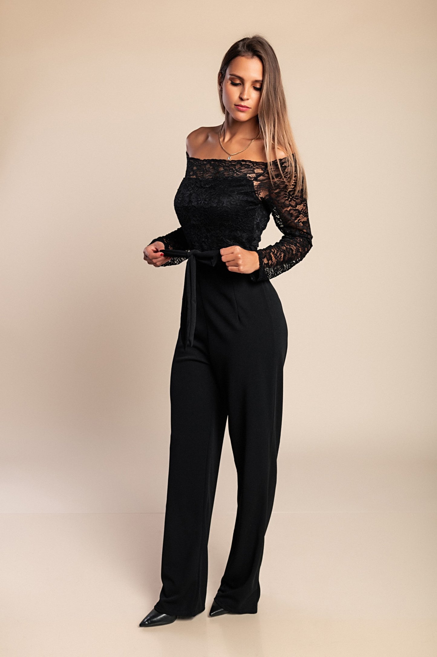 Tuta elegante in pizzo, nera