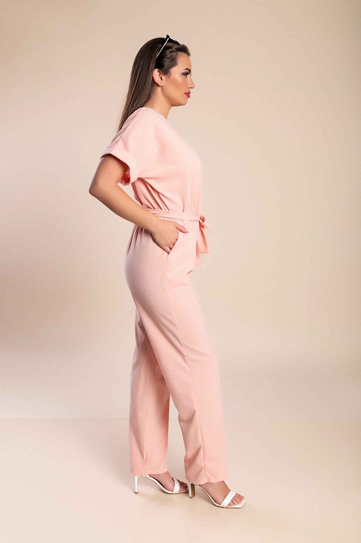 Tuta elegante con dettagli metallici, rosa chiaro