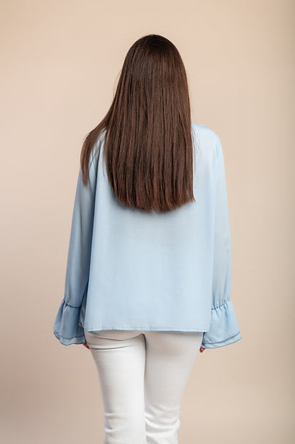 Camicetta taglie forti con volant, azzurra