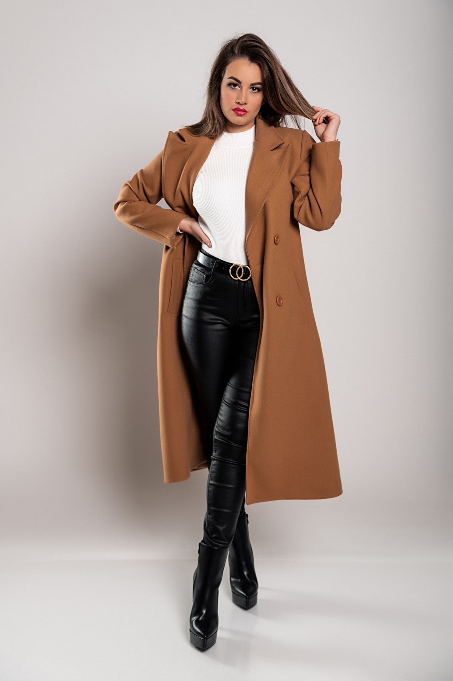 Elegante cappotto lungo con bottoni, color cammello
