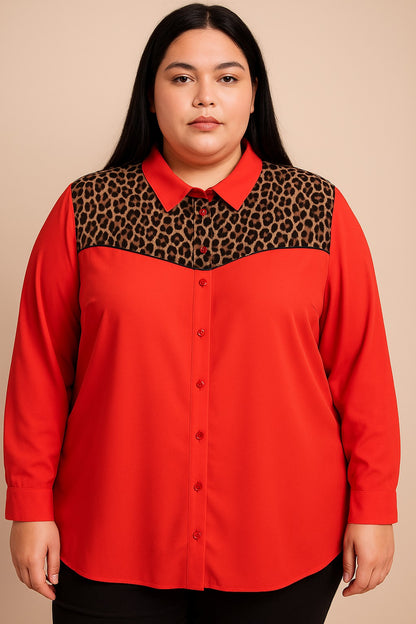Camicetta taglie forti con stampa leopardata, rossa