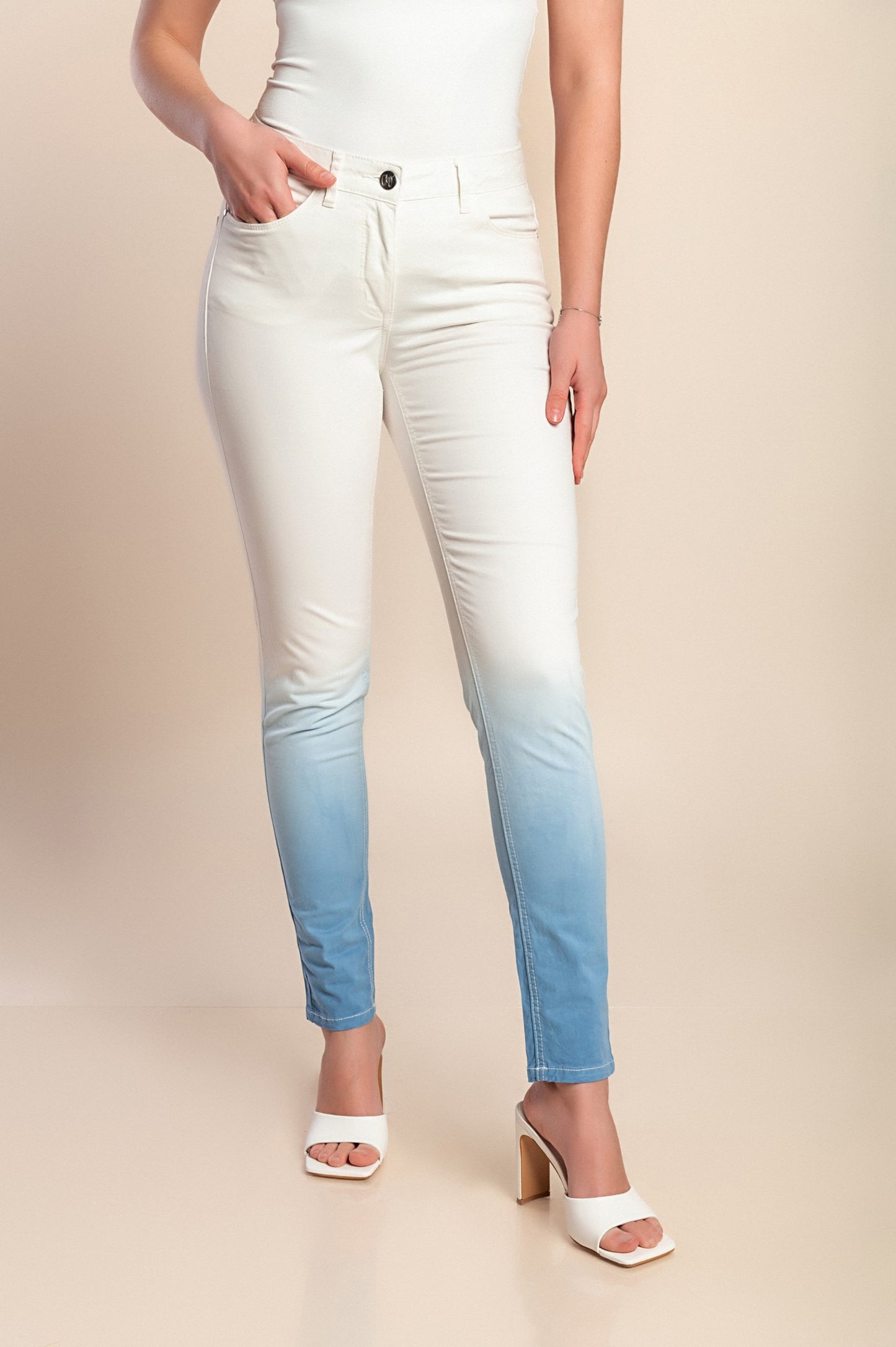 Pantaloni slim fit in cotone, bianchi