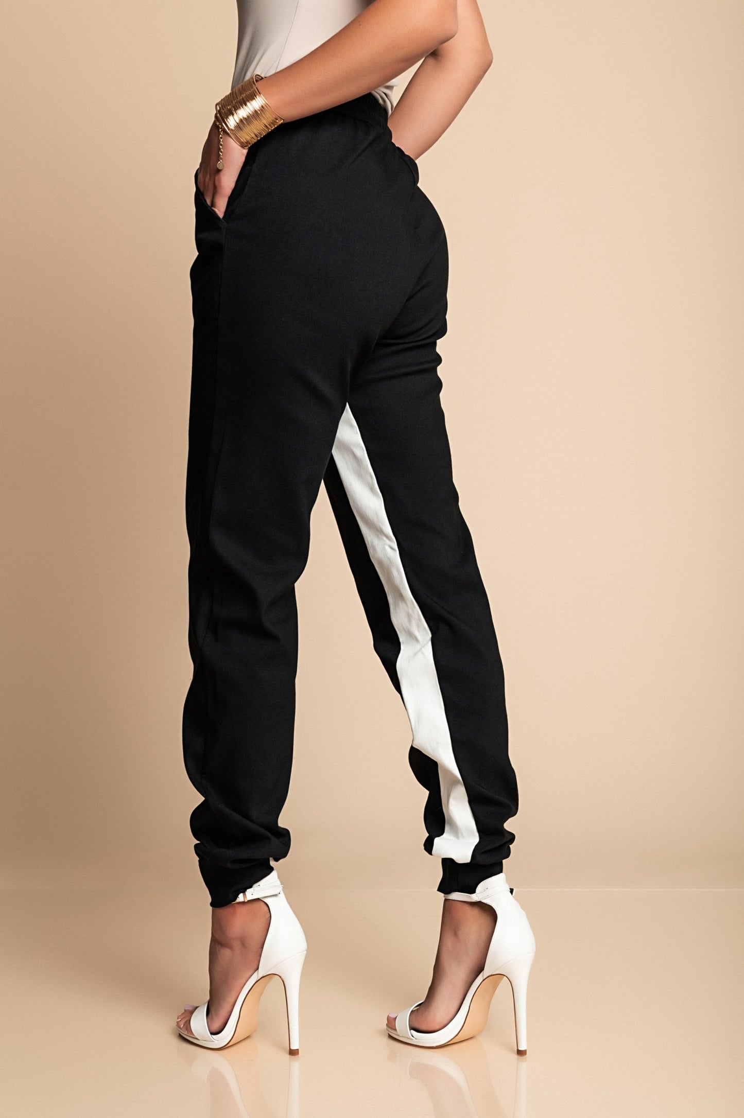 PANTALONE ALLA MODA CON RIGA SUI LATI, ELASTICIZZATE IN VITA  FRIEDA, NERO