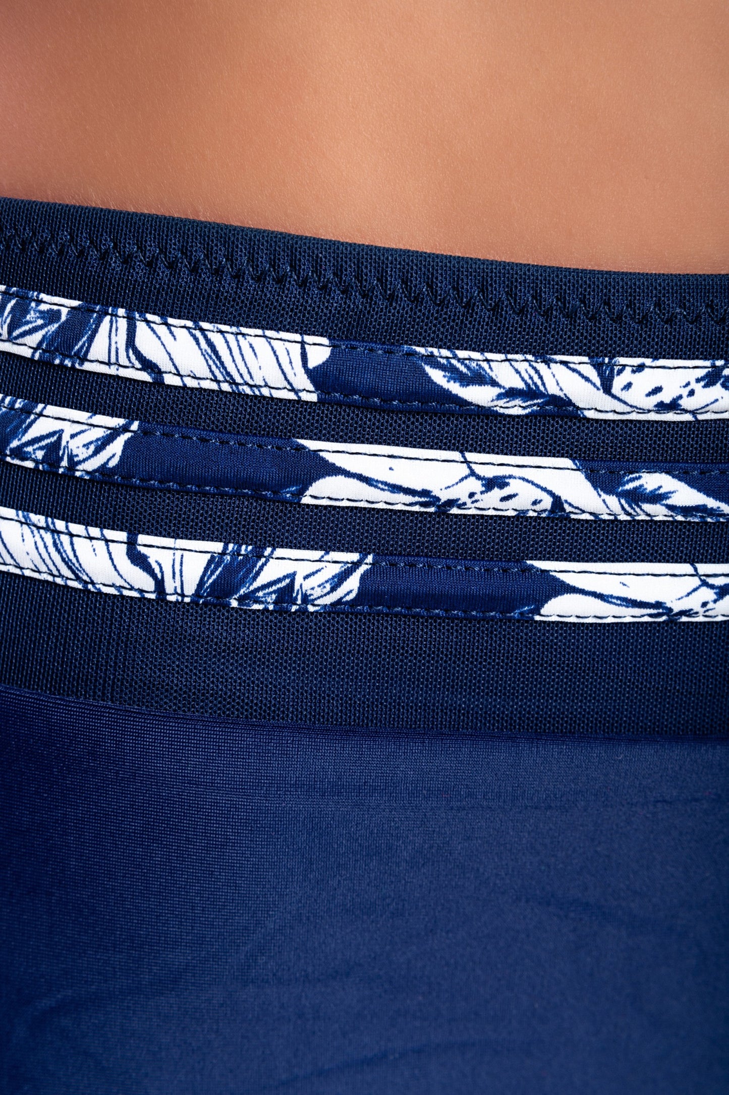 Costume due pezzi con reggiseno imbottito, colore blu scuro