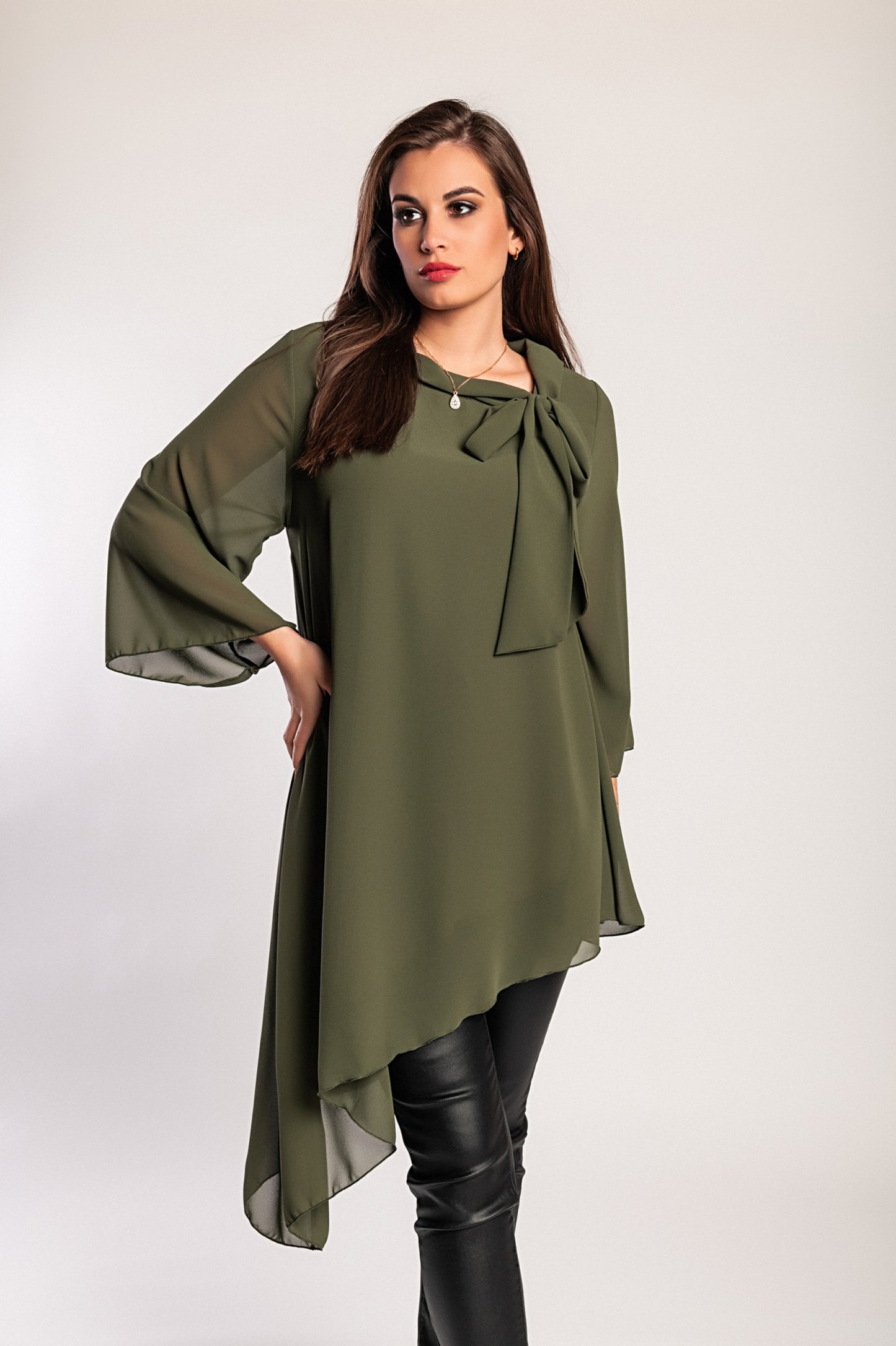 Elegante tunica in tessuto semitrasparente con fiocco decorativo  Ginette, verde scuro