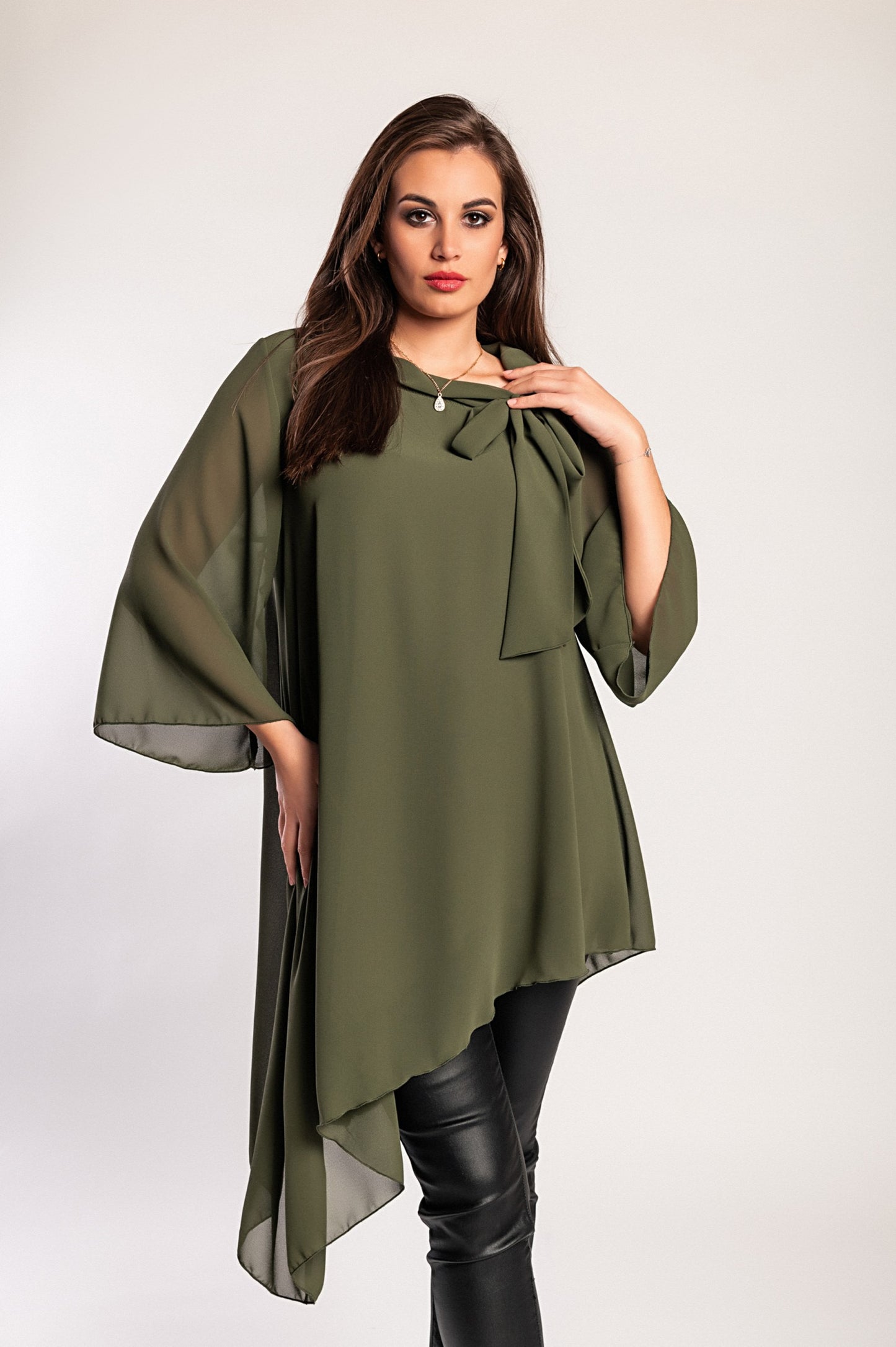 Elegante tunica in tessuto semitrasparente con fiocco decorativo  Ginette, verde scuro