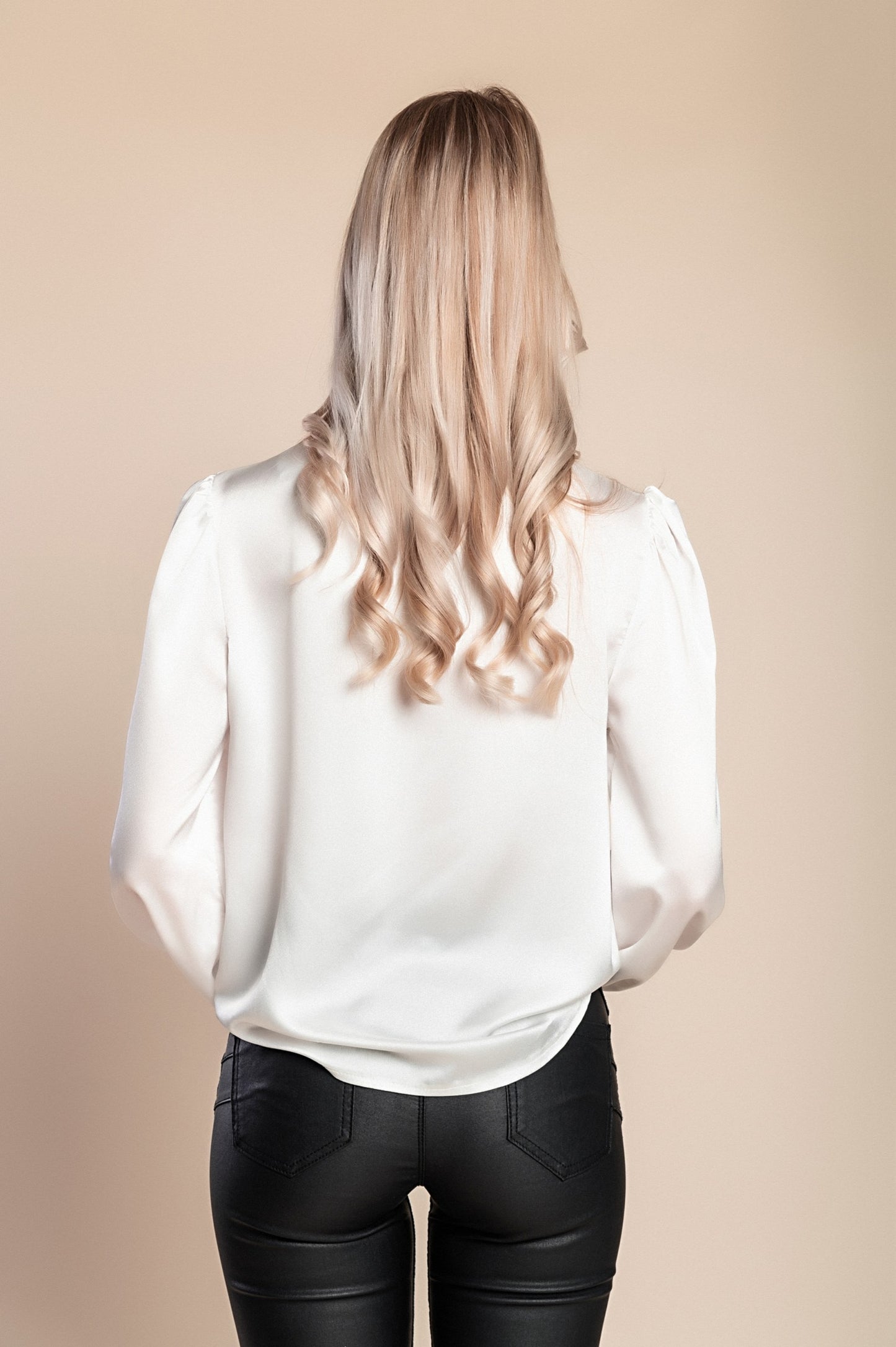 Elegante camicetta a collo alto, bianca