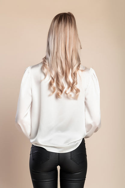 Elegante camicetta a collo alto, bianca