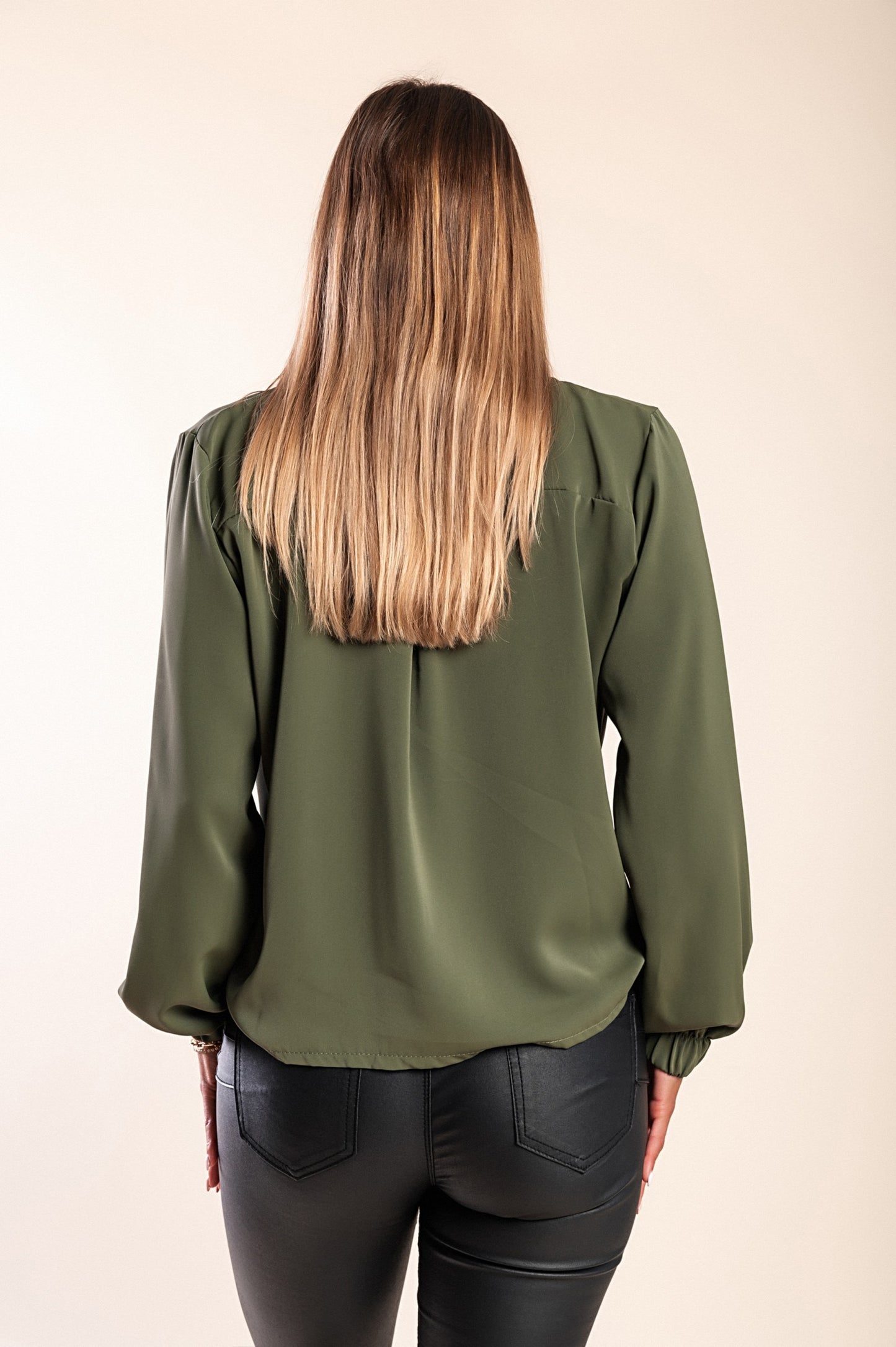 Camicia elegante con scollo rotondo, bianca