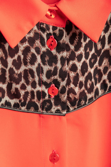 Camicetta taglie forti con stampa leopardata, rossa
