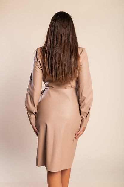 Mini abito elegante in ecopelle con scollo incrociato Margotta, Marrone