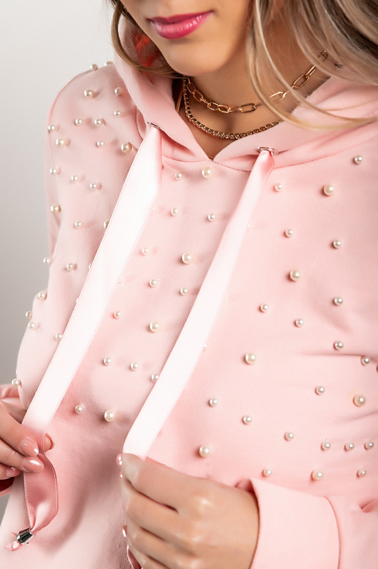 COMPLETO MAGLIETTA CON CAPPUCCIO E PANTALONE CON DETTAGLIATI DI PERLINE TINSELY, ROSA