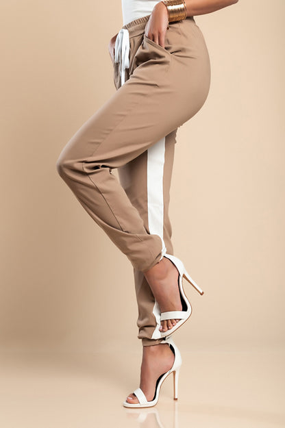 PANTALONE ALLA MODA CON RIGA SUI LATI, ELASTICIZZATE IN VITA  FRIEDA, NERO