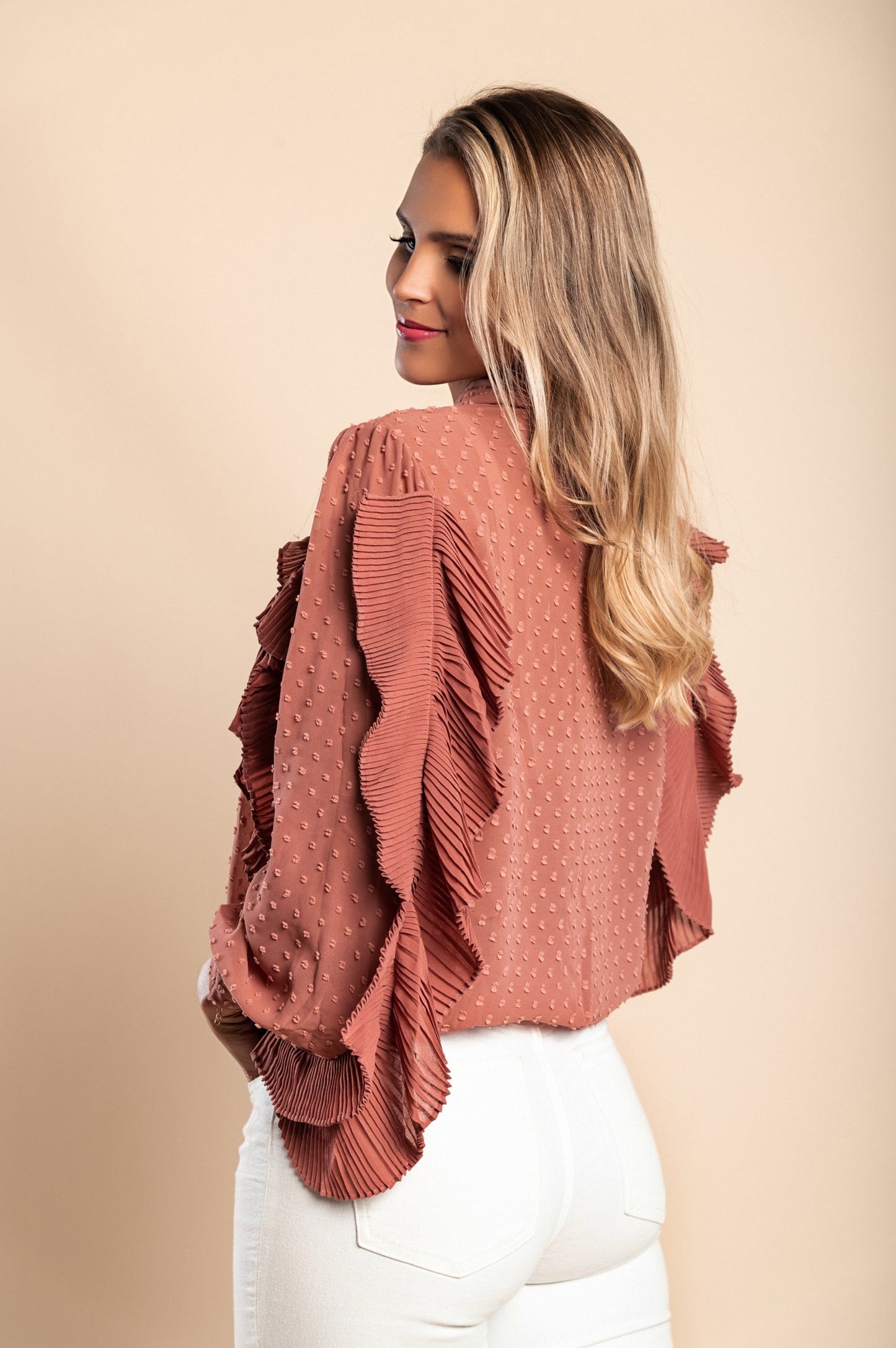 Elegante blusa in tessuto trasparente con balze Vendella, nera