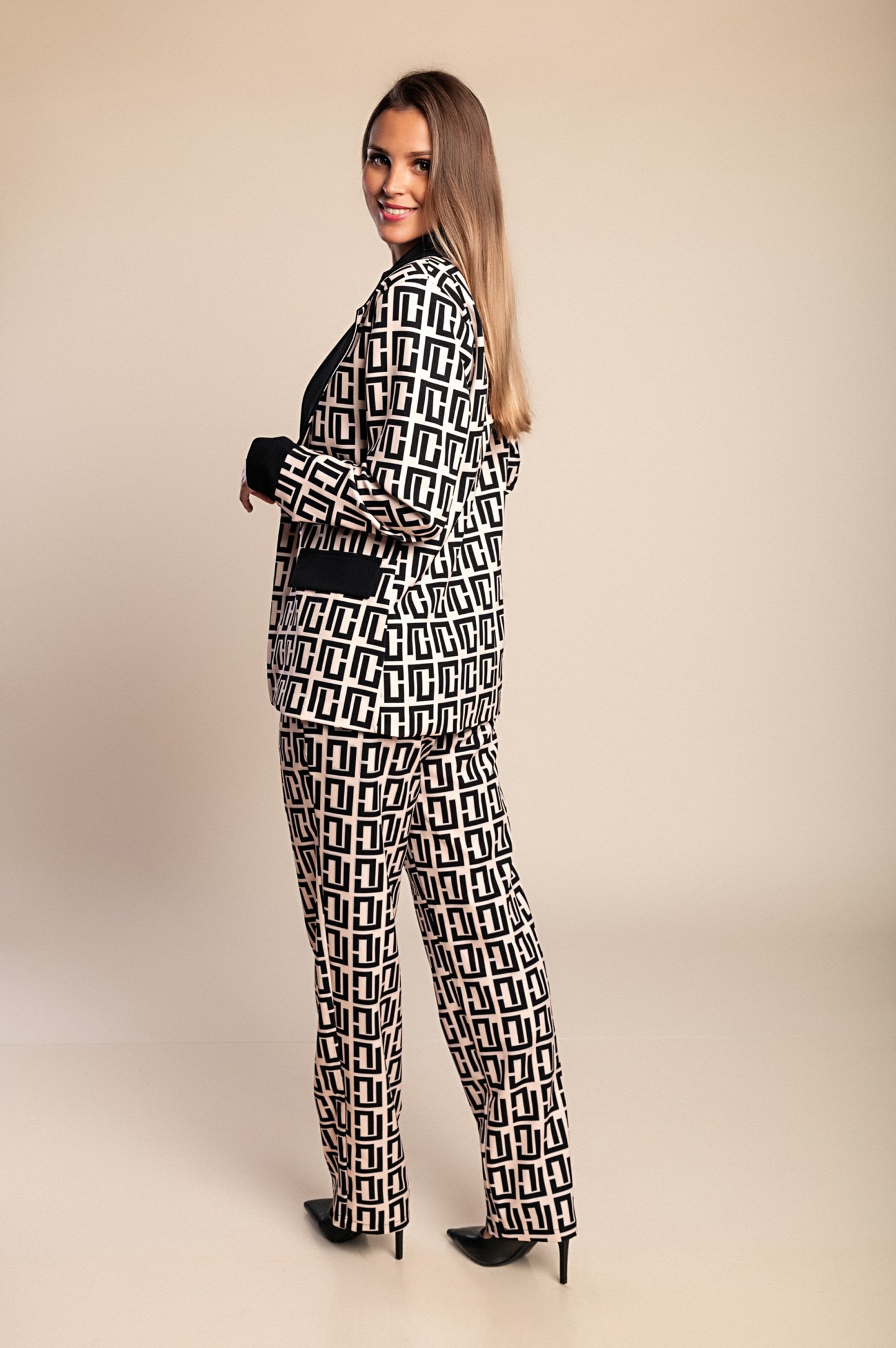 Completo blazer e pantaloni con stampa geometrica, beige/nero