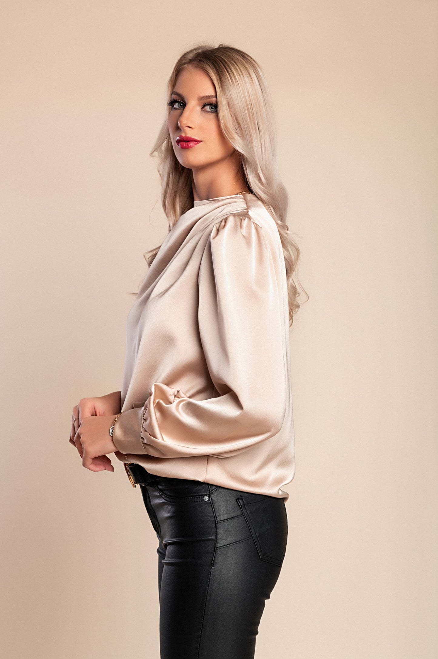 Elegante camicetta a collo alto, bianca