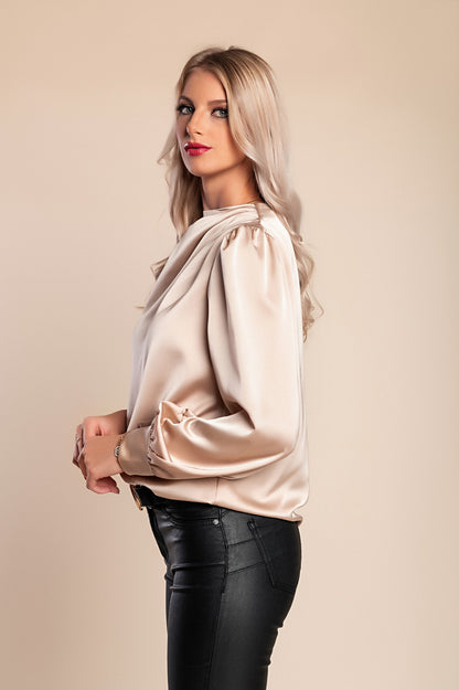 Elegante camicetta a collo alto, bianca