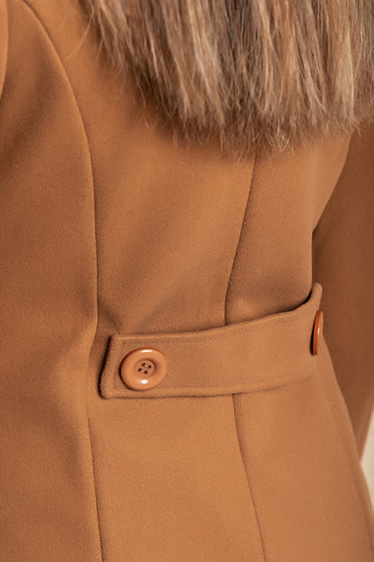 Cappotto elegante con bottoni, cammelli