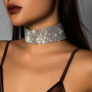 Collana con strass, colore argento.