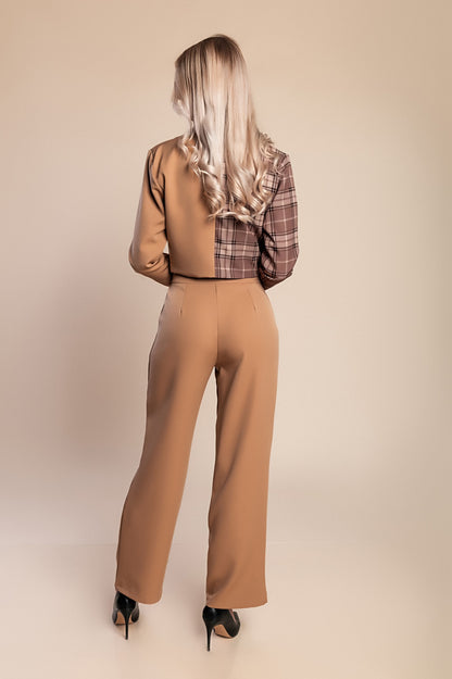 Elegante completo blazer e pantaloni con stampa a quadri, cammello