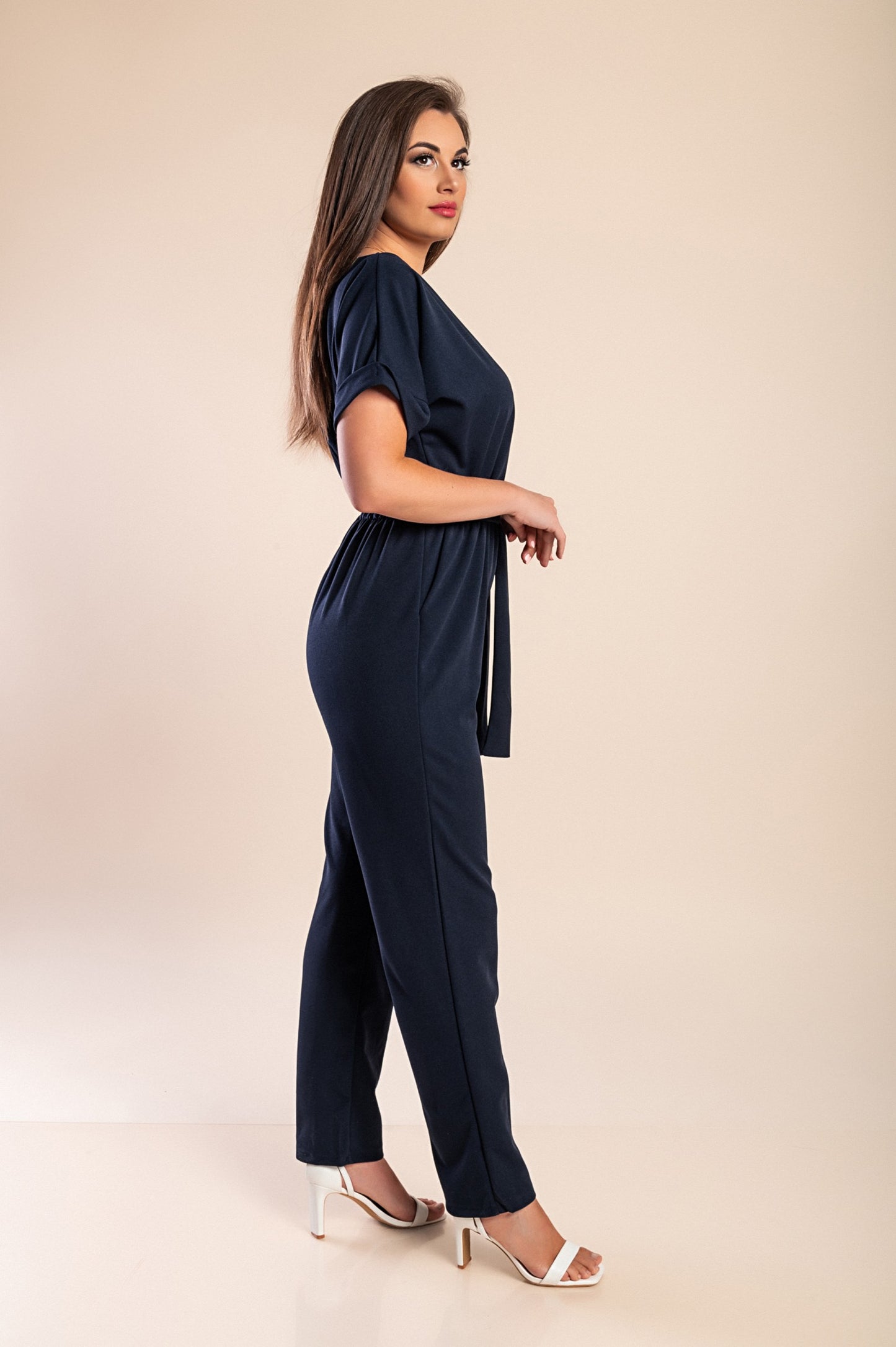 Tuta elegante con dettagli metallici, blu scuro