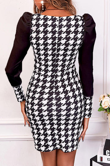 Abito mini aderente con tessuto arricciato sulle spalle e stampa pepita Herrera, bianco e nero