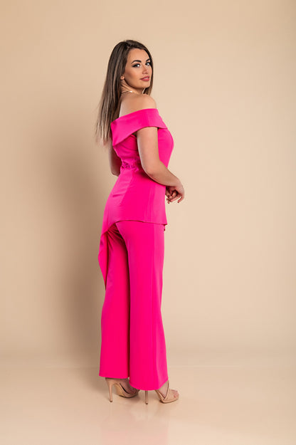 Elegante set composto da top e pantaloni asimmetrici, fucsia