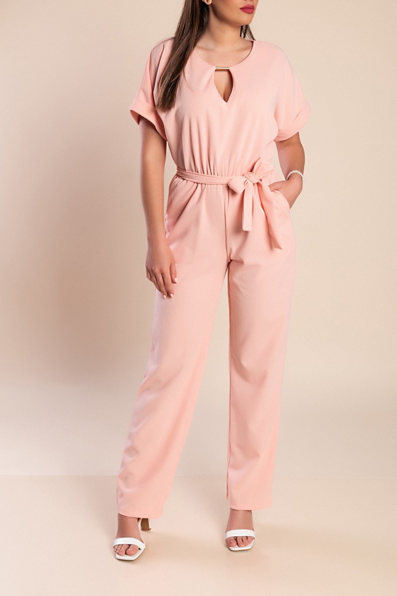 Tuta elegante con dettagli metallici, rosa chiaro