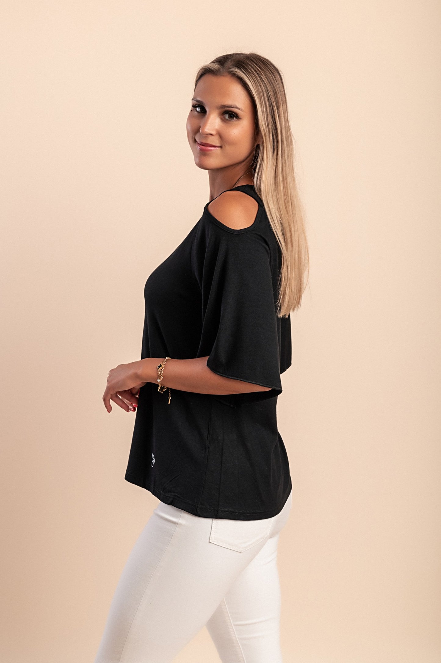 Maglietta con ritagli sulle spalle, nera