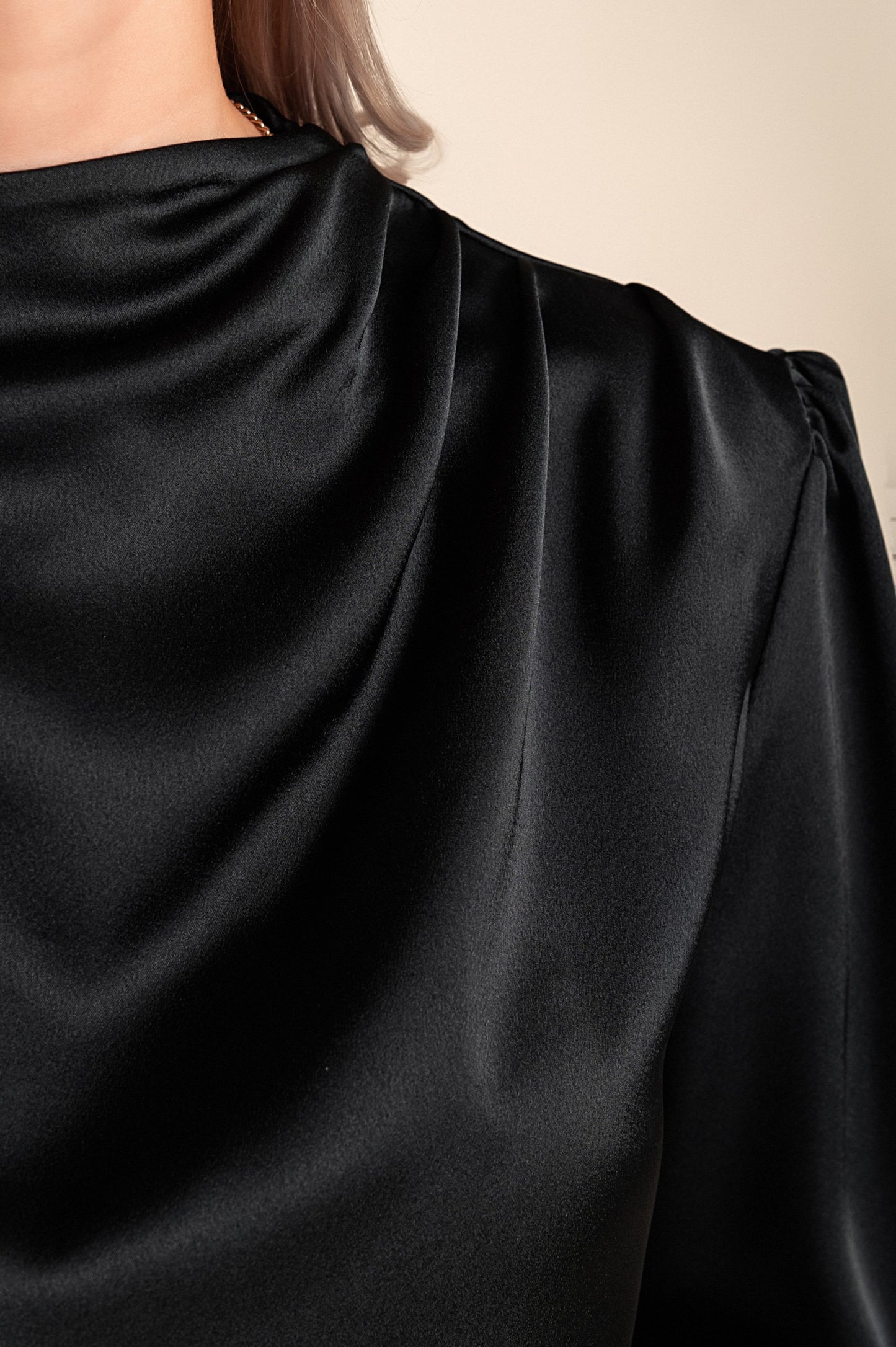 Elegante camicetta a collo alto, bianca