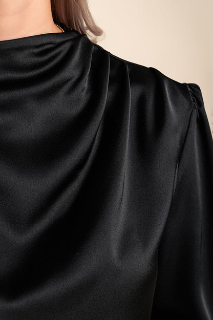 Elegante camicetta a collo alto, bianca