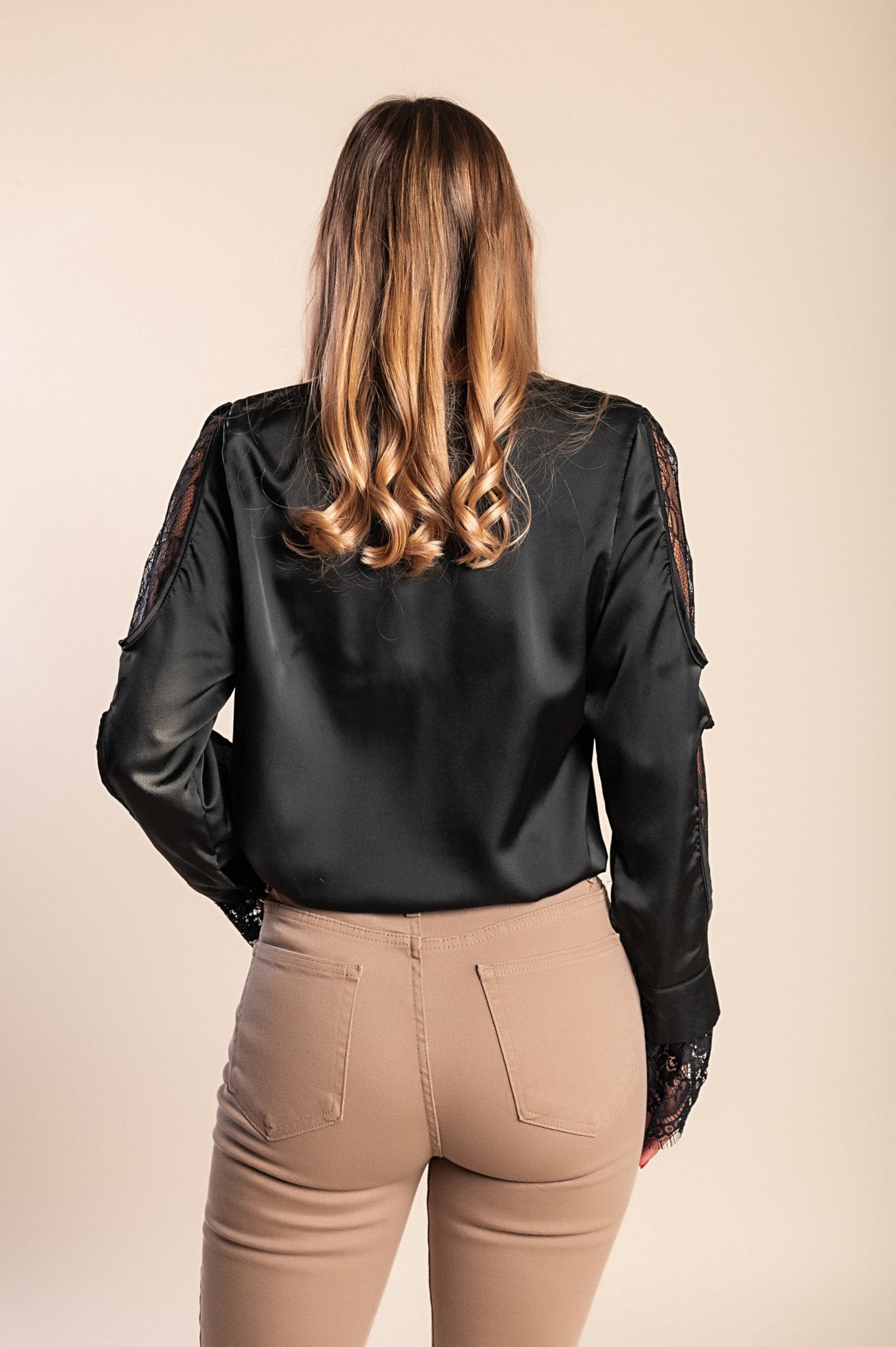 Camicia elegante a maniche lunghe con inserti in pizzo e collo tondo Senternada, nera