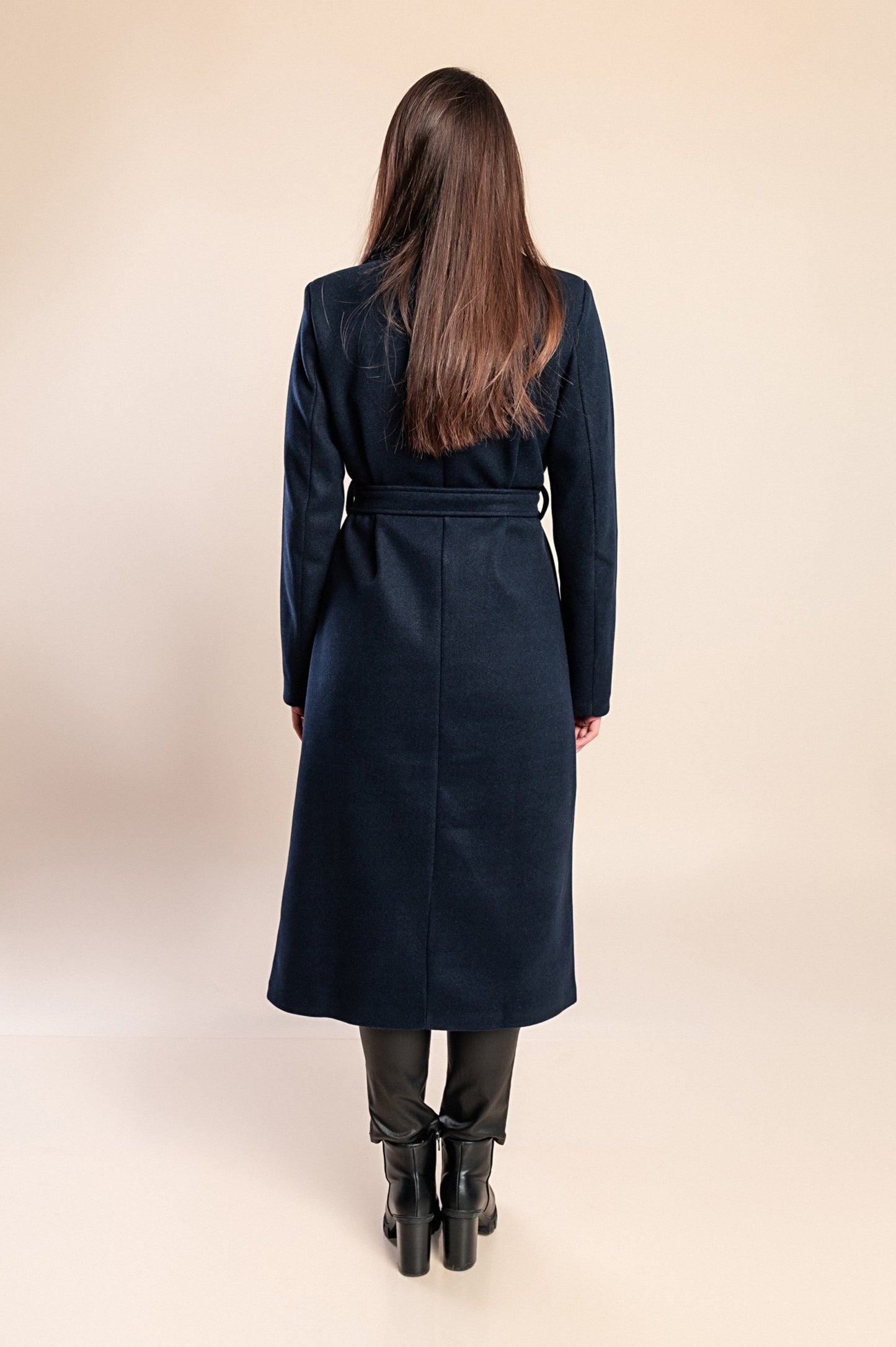 Elegante cappotto lungo con bottoni, color cammello