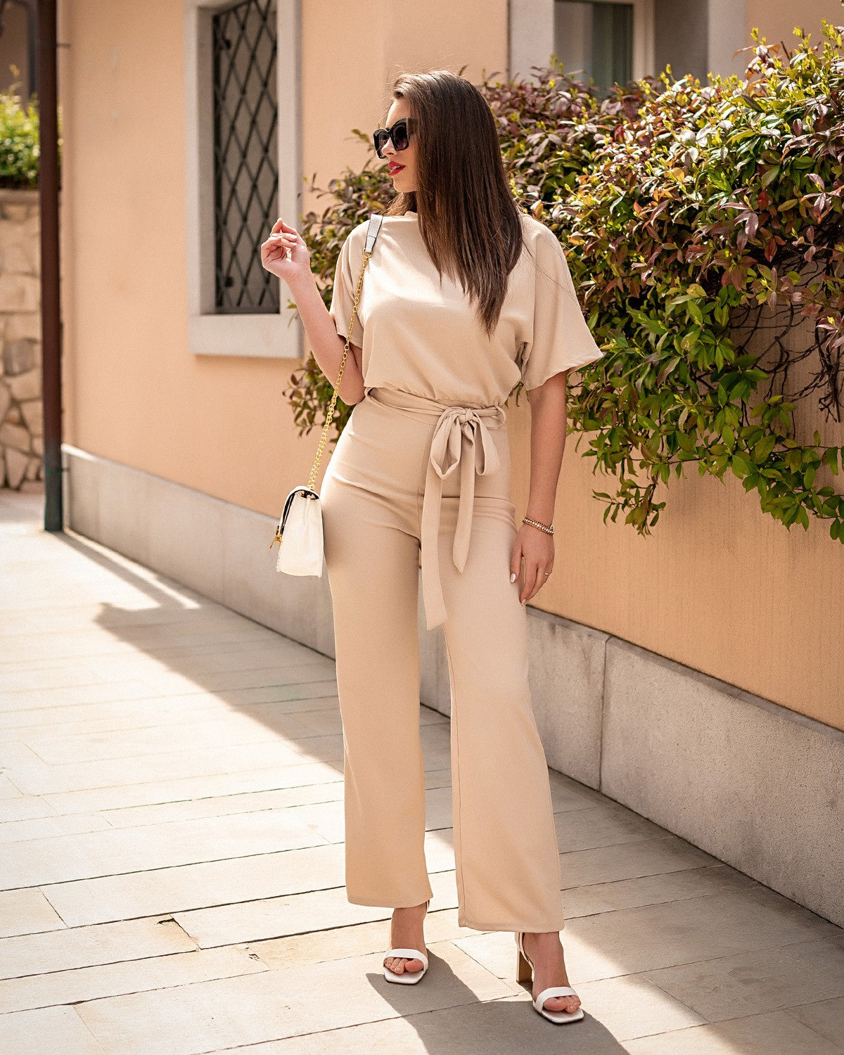 Tuta fashion con pantaloni lunghi ampi e maniche corte  Nelia, albicocca