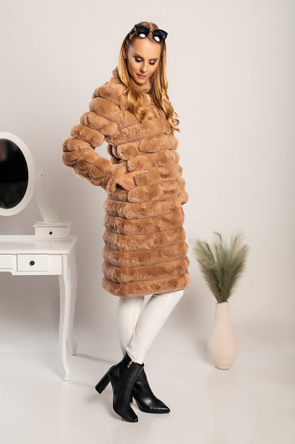 Cappotto lungo elegante in eco pelliccia Benimia, cammello