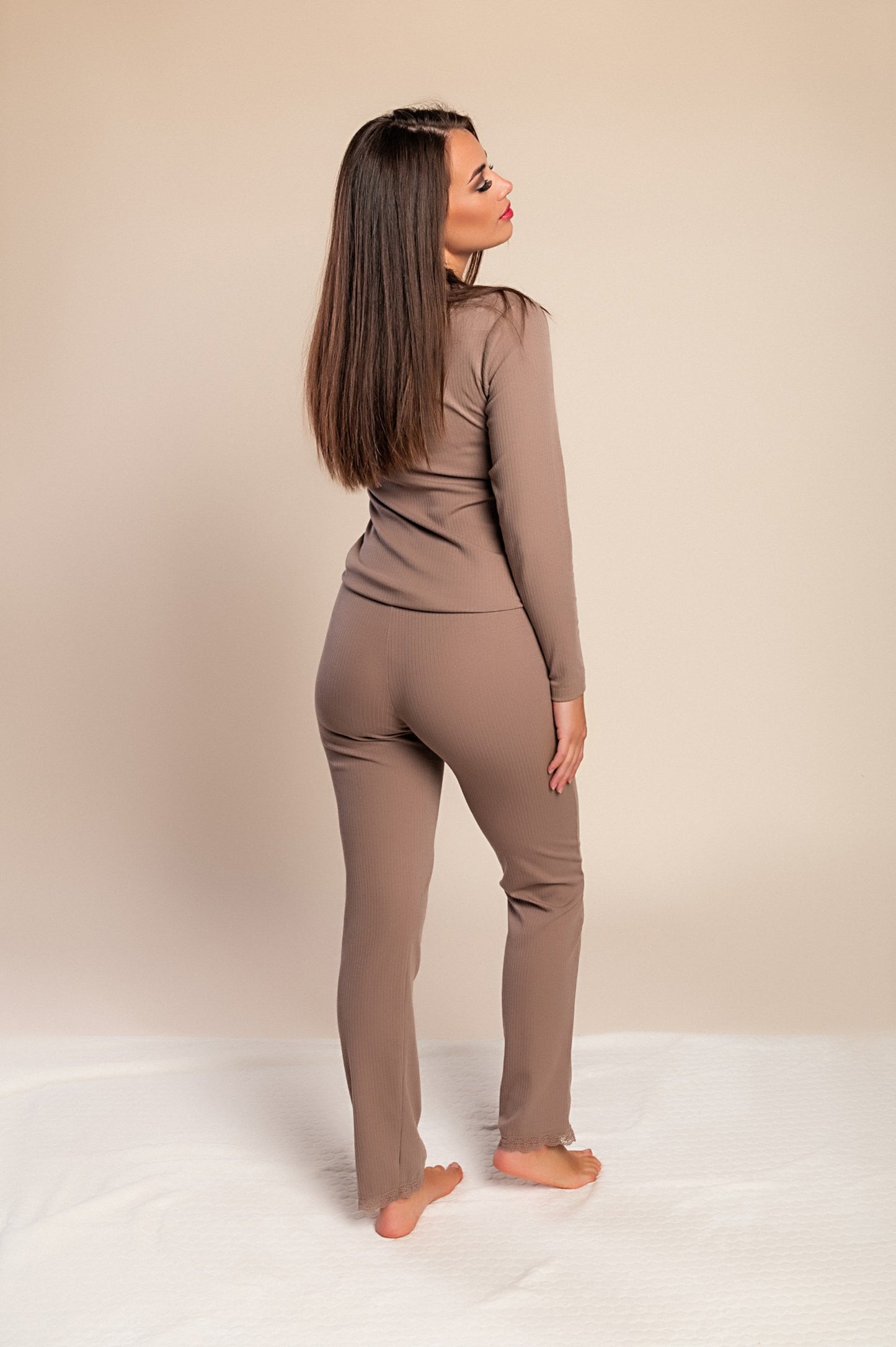 Pigiama lungo con pizzo, marrone