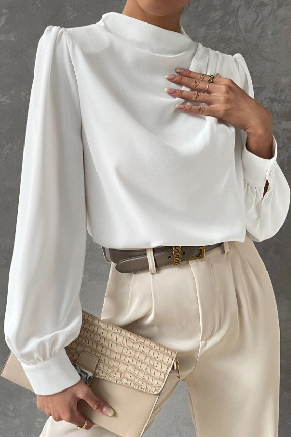 Elegante camicetta a collo alto, bianca