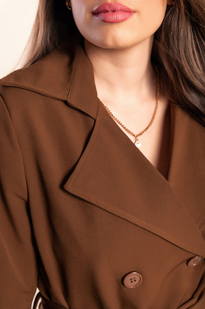 Elegante trench corto con bottoni, bordeaux