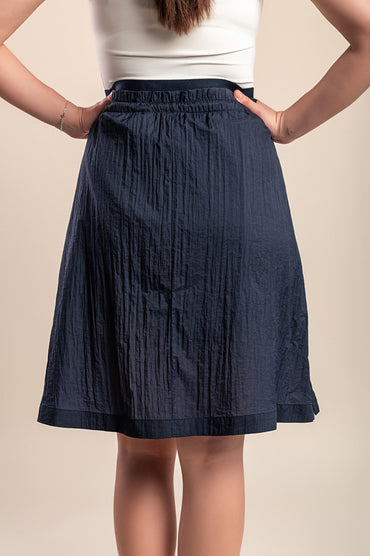 Minigonna taglie forti con effetto stropicciato, blu scuro