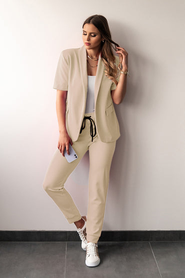 Completo pantalone con blazer manica corta, beige.